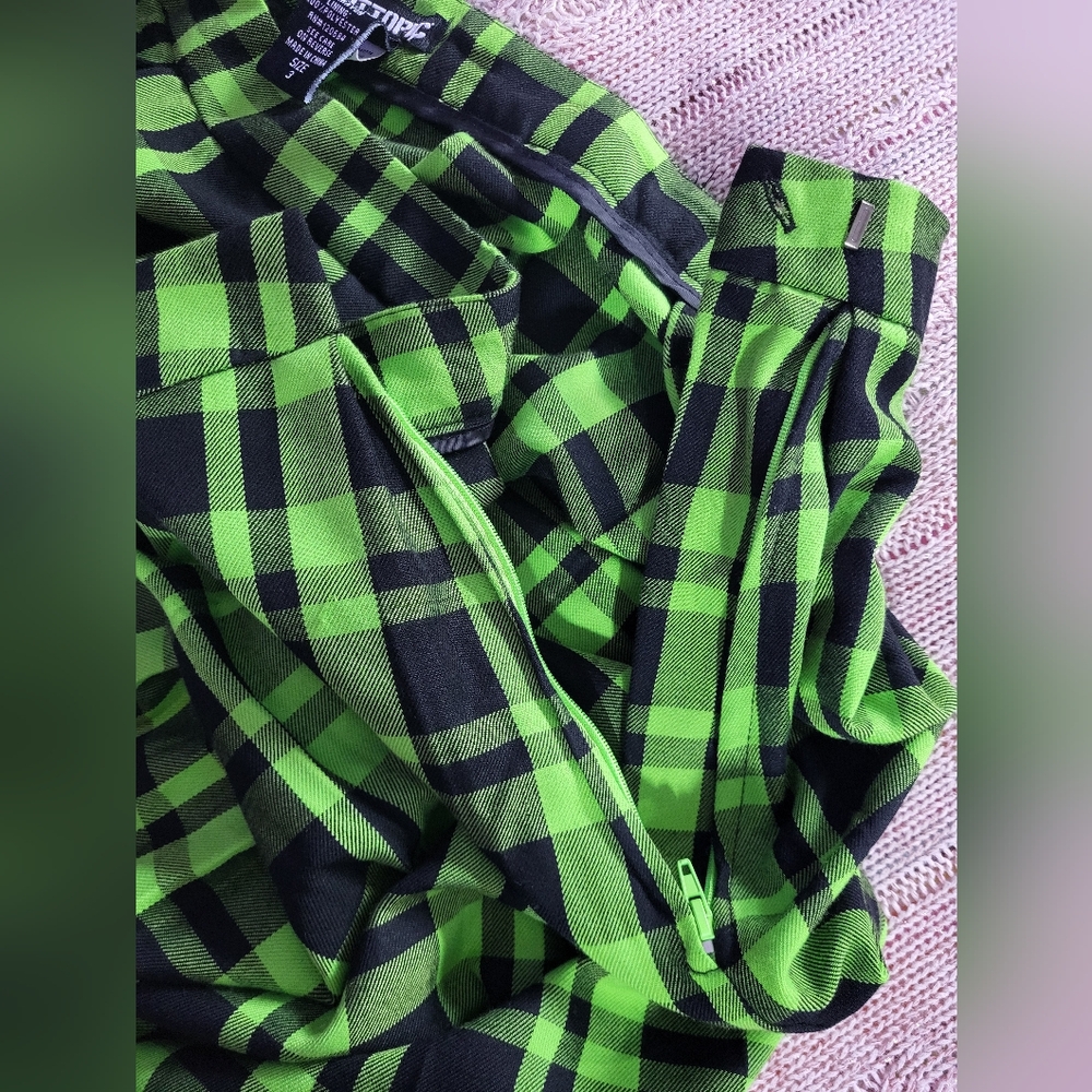 Hot Topic Plaid Green Skirt with Chain Size 3 - Picture 5 of 16